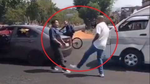 VIDEO Chofer y conductor arman “box callejero”; todo quedó grabado