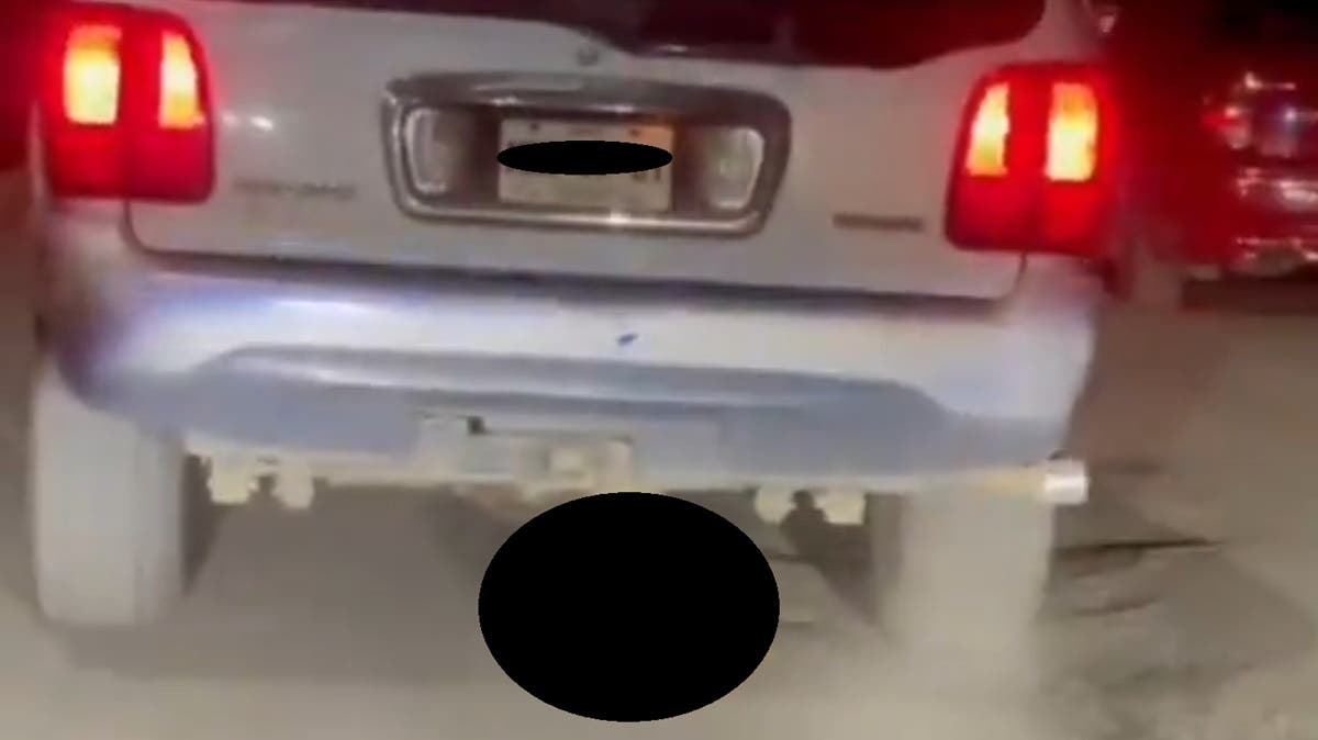 Poblana arrastra viva a una gallina en calles de San Pedro Cholula; piden castigo