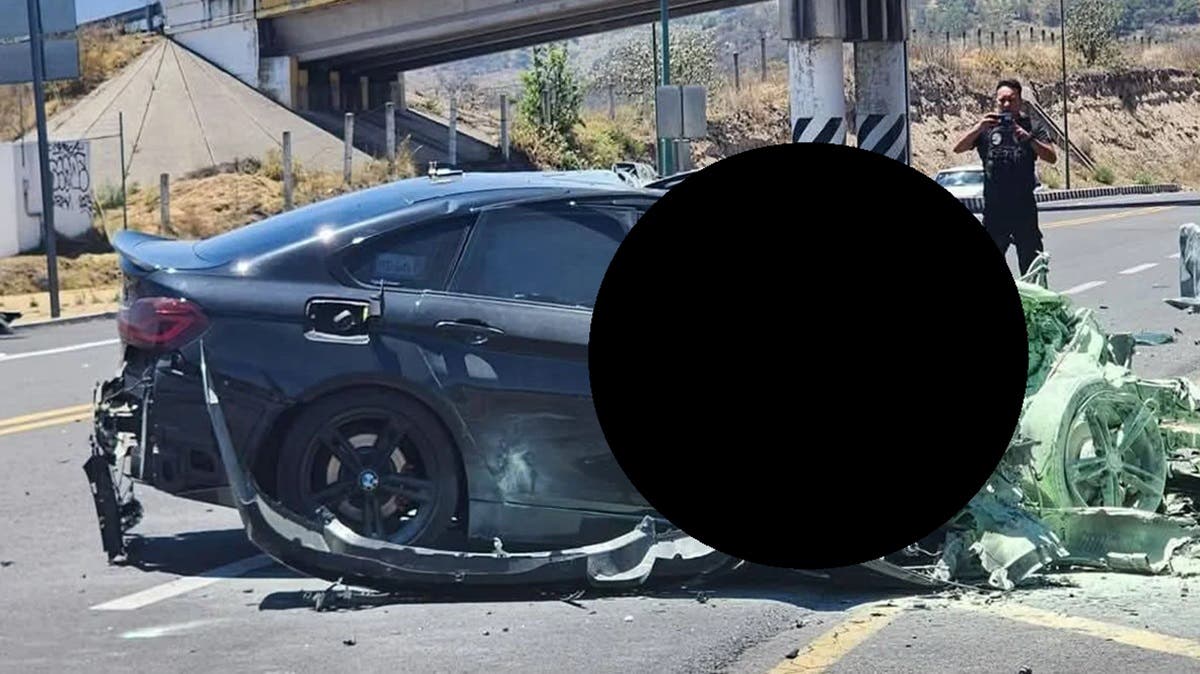 Mueren prensados tras brutal choque de BMW contra tráiler en Puebla