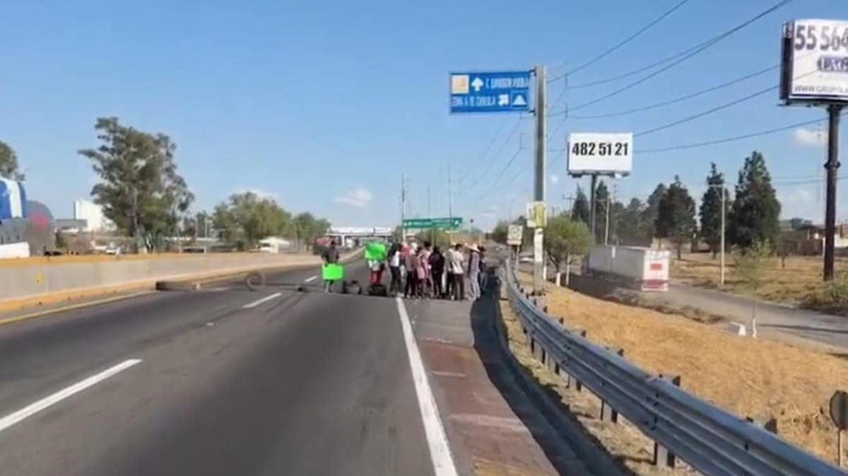 Bloquean la México-Puebla por desaparición de tres estudiantes de secundaria en Coronango