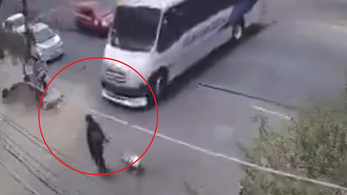 Fuerte VIDEO: Conductor de “Flecha Azul” arrolla a peatón tras vuelta prohibida