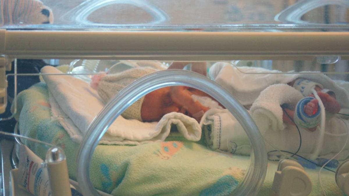 Gestación subrogada bajo sospecha: Mujer finge ser esposa de su novio para dar a luz