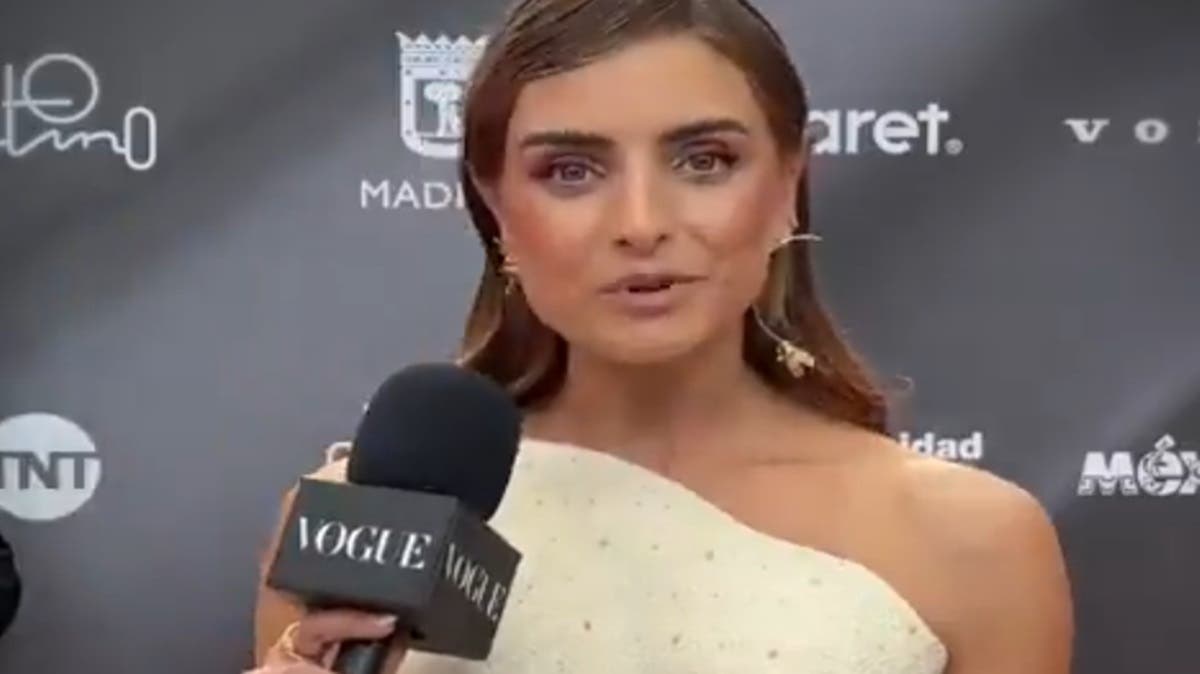 Aislinn Derbez se luce con atrevido vestido blanco en homenaje al arte huichol