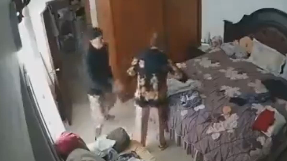 VIDEO: abuelita suplica entre lágrimas a ladrón que entra a su cuarto y la amenaza
