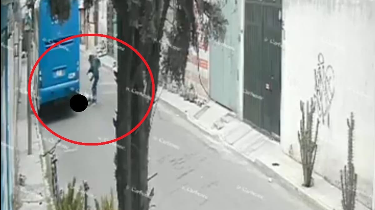 Fuerte VIDEO: Asaltante acuchilla a abuelito de 84 años en la Constitución Mexicana y huye en bicicleta