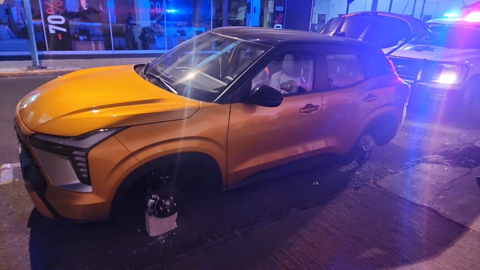 Otra vez: dejan en ladrillos camioneta nueva en calles de Puebla