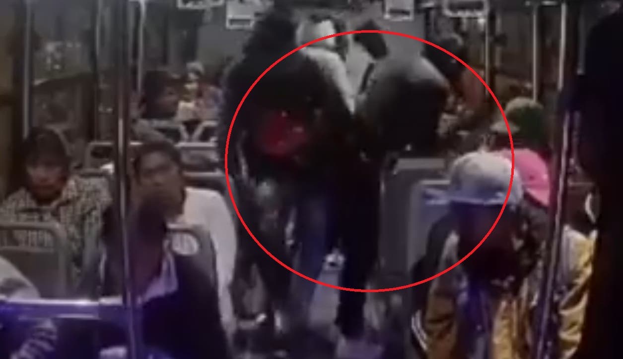 ¡Otra vez! Captan brutal asalto en microbús de Puebla; pasajeros vivieron terror cerca del Motel Faraón