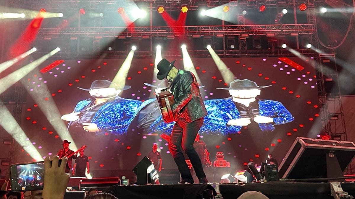 ¡Los Alameños revientan la Feria de Puebla! Meten más banda que Maroon 5 y bañan al público en cerveza