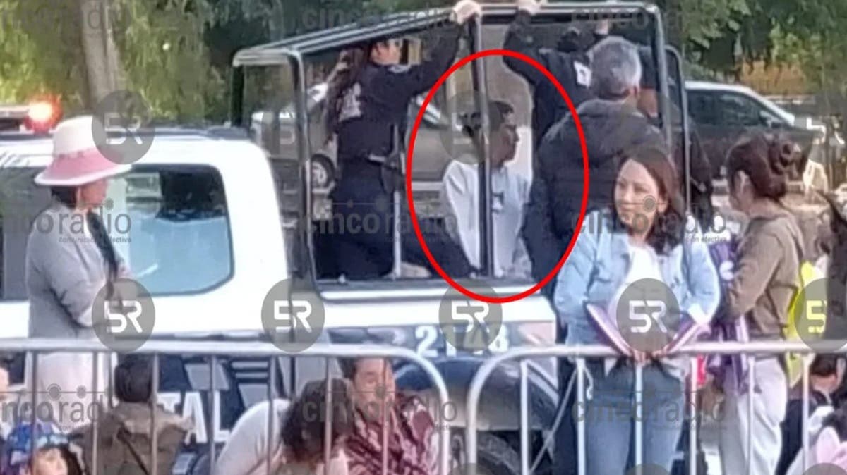 ¡Ya cayeron! Detienen a mujer por apartar sillas antes del Desfile del 5 de Mayo en Puebla