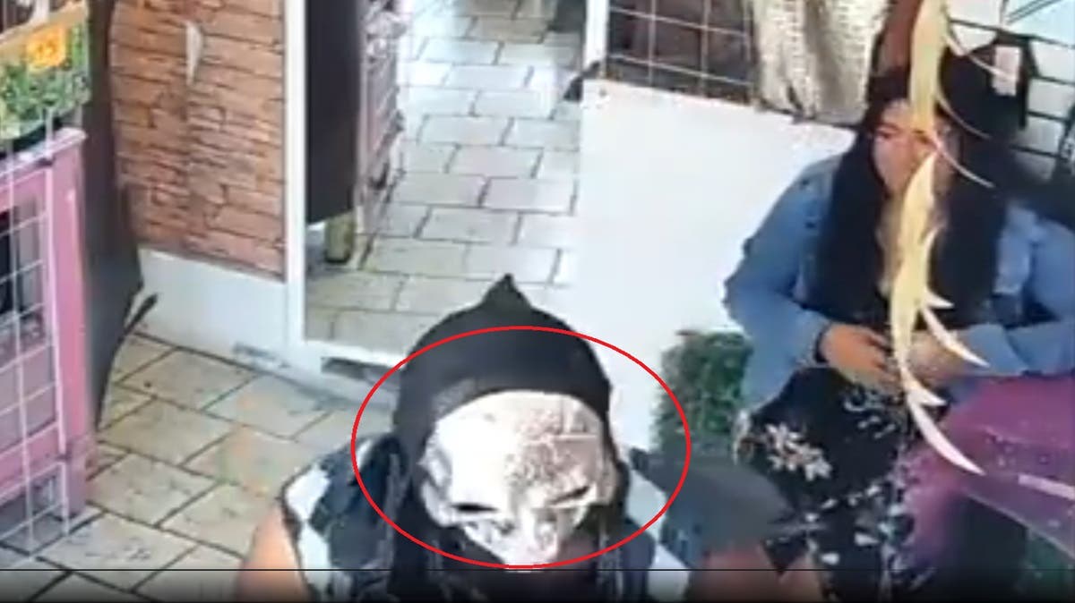 VIDEO: Asaltante enmascarado con cuchillo aterroriza tiendas en Villas San Alejandro