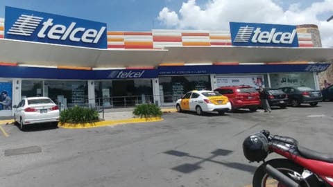 Violento asalto en Telcel Puebla: comando armado roba más de 150 celulares en Plaza del Molino