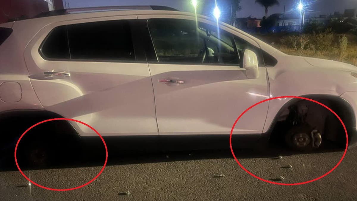 ¡En 4 minutos! Ladrones desmantelan camioneta durante velorio en San Pedro Cholula