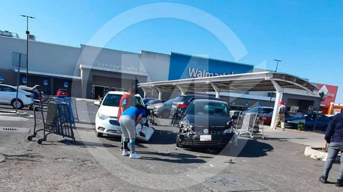 Impactante choque sacude estacionamiento de Walmart en Puebla: tensión, daños y llamado a la conciencia