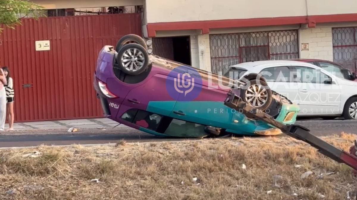 Auto de aseguradora volcó cerca del SAT en Cholula: tensión, daños y un llamado a la precaución