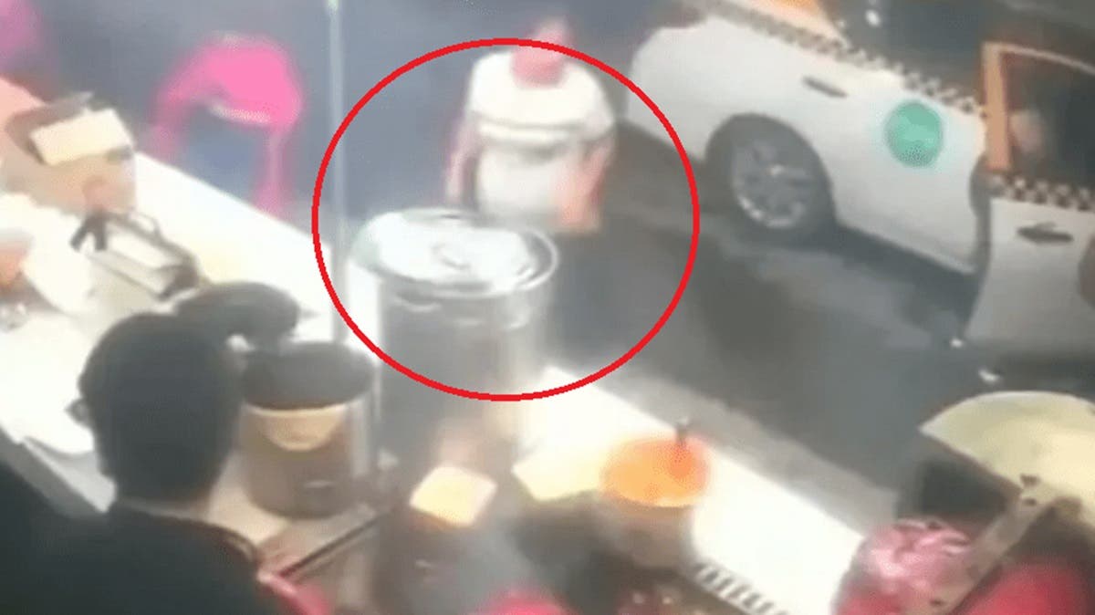 FUERTE Video: Conductor ebrio arrolla a mujer embarazada en “Tacos Toño”