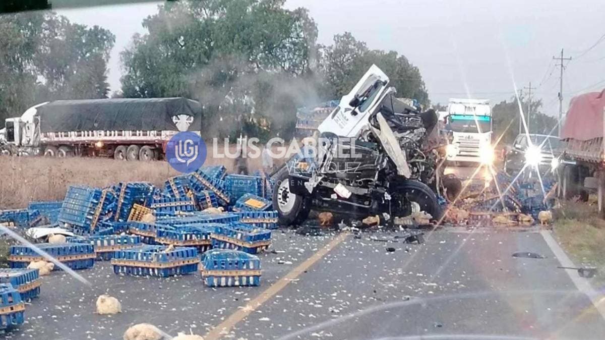 Tragedia y saqueo en Puebla: conductor muere y pobladores roban cargamento de pollos tras volcadura en El Seco–Acatzingo