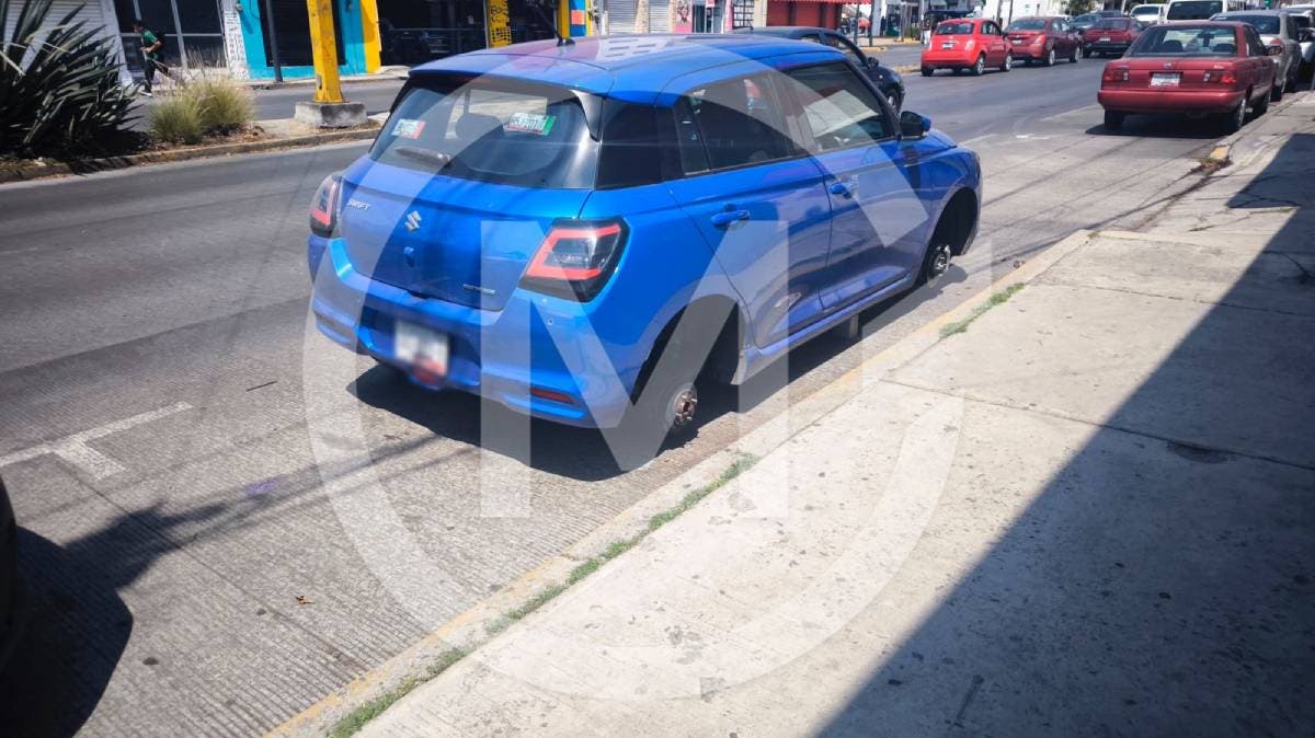 Dejaron su auto en parquímetro y lo hallaron sobre tabiques: robo de llantas en pleno centro de Puebla