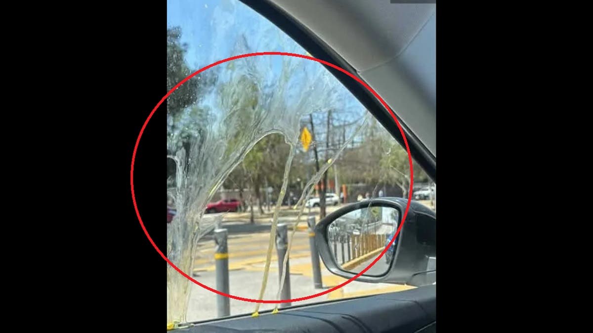 Mirreyes poblanos lanzan huevos desde un Jetta blanco en Lomas de Angelópolis