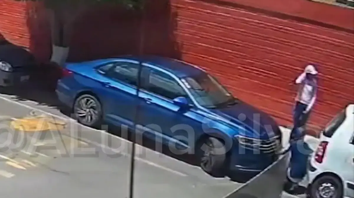 Terror silencioso en Valle Dorado: pareja es captada robando placas de autos frente al Colegio Puebla