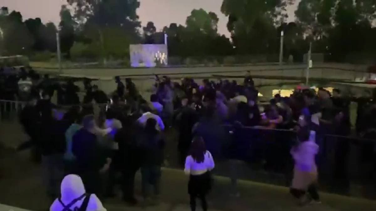 CAOS EN LA FERIA DE PUEBLA 2025: Fans de Scorpions tiran vallas tras demora en acceso al Teatro del Pueblo