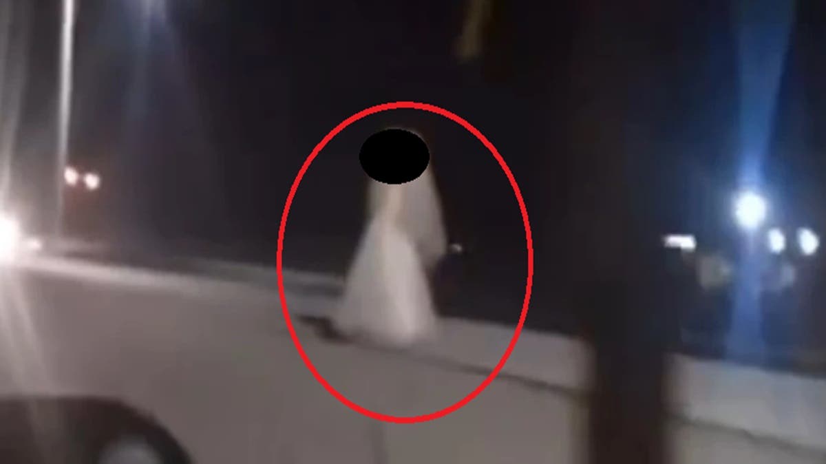 VIDEO: Mujer vestida de novia camina de noche por carretera y desata pánico; creían que era “La Llorona”