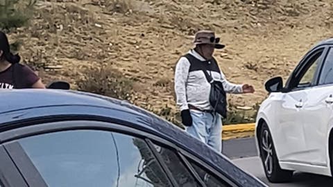 Franelero regresa a la zona de los estadios pese a operativos: Sigue cobrando por estacionarse en vía pública