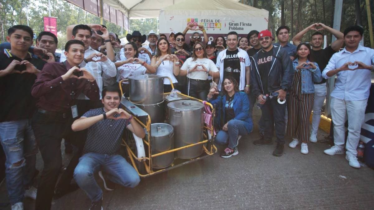 Gobierno de Puebla sorprende a fans de The Killers con tortas de tamal y champurrado en plena fila