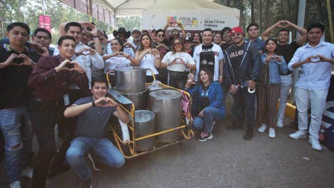 Gobierno de Puebla sorprende a fans de The Killers con tortas de tamal y champurrado en plena fila