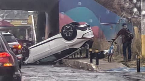 Auto vuela desde el Periférico y se vuelca en Camino Real, Cholula: caos vial