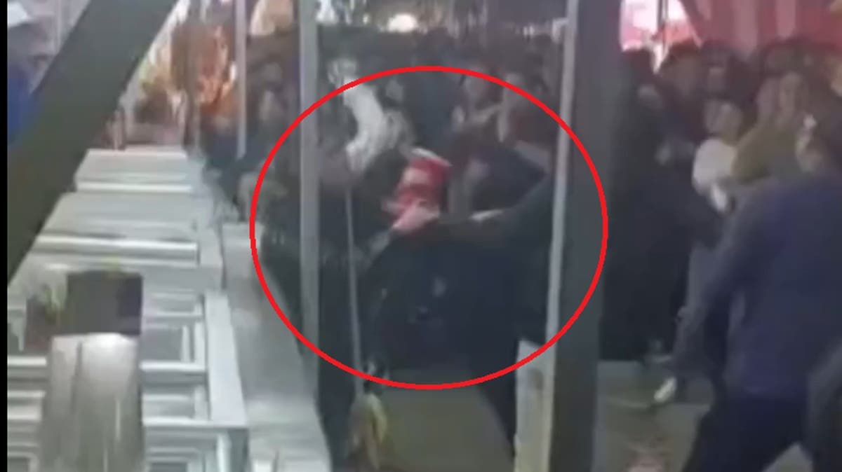 VIDEO: Poblanas se agarran a golpes en la Feria de Puebla… ¡y nadie las separa!
