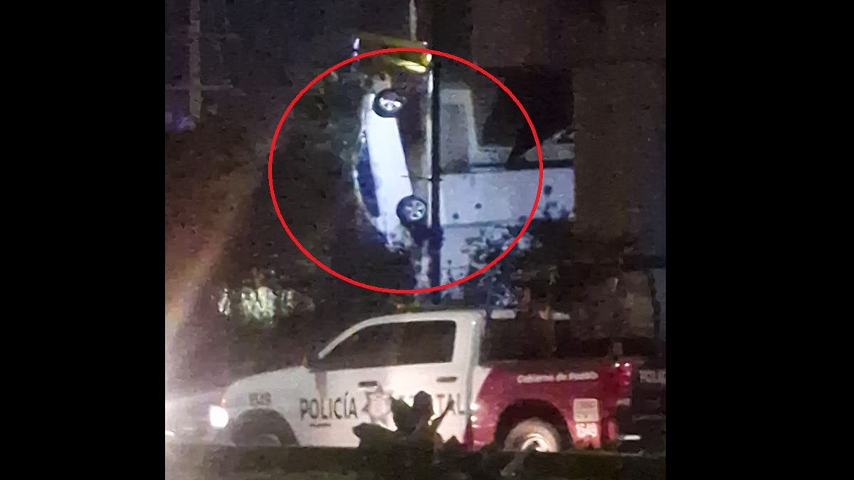 ¡Vuela desde el Periférico! Auto sale disparado del puente ecológico en La Carcaña