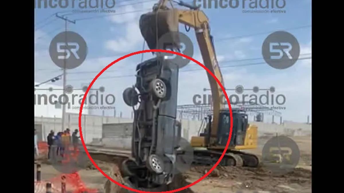 VIDEO Sin señalización y con peligro: camioneta cae en obra de drenaje del Mercado San Ramón