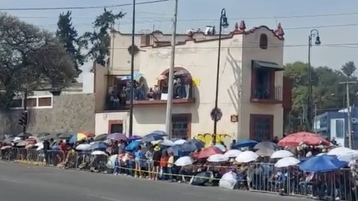 ¡Adiós a las sillas! Prohíben apartar lugares en el Desfile del 5 de Mayo en Puebla; analizan instalar gradas