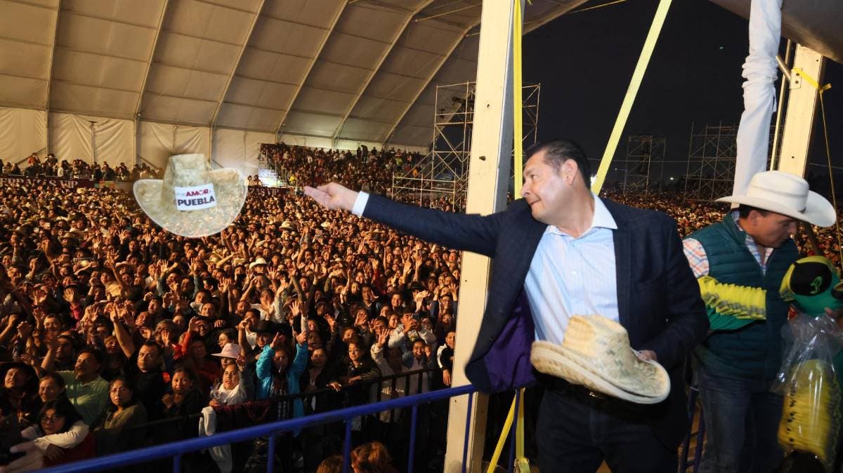 Intocable, Sombreros Falsos y Redes al Rojo Vivo: Armenta Cierra la Feria de Puebla Entre Música y Memes