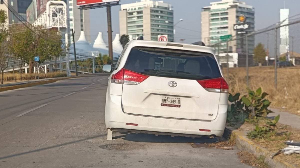 Desvalijan camioneta a plena luz del día frente al Hospital Puebla: ladrones huyen con tres llantas y la impunidad
