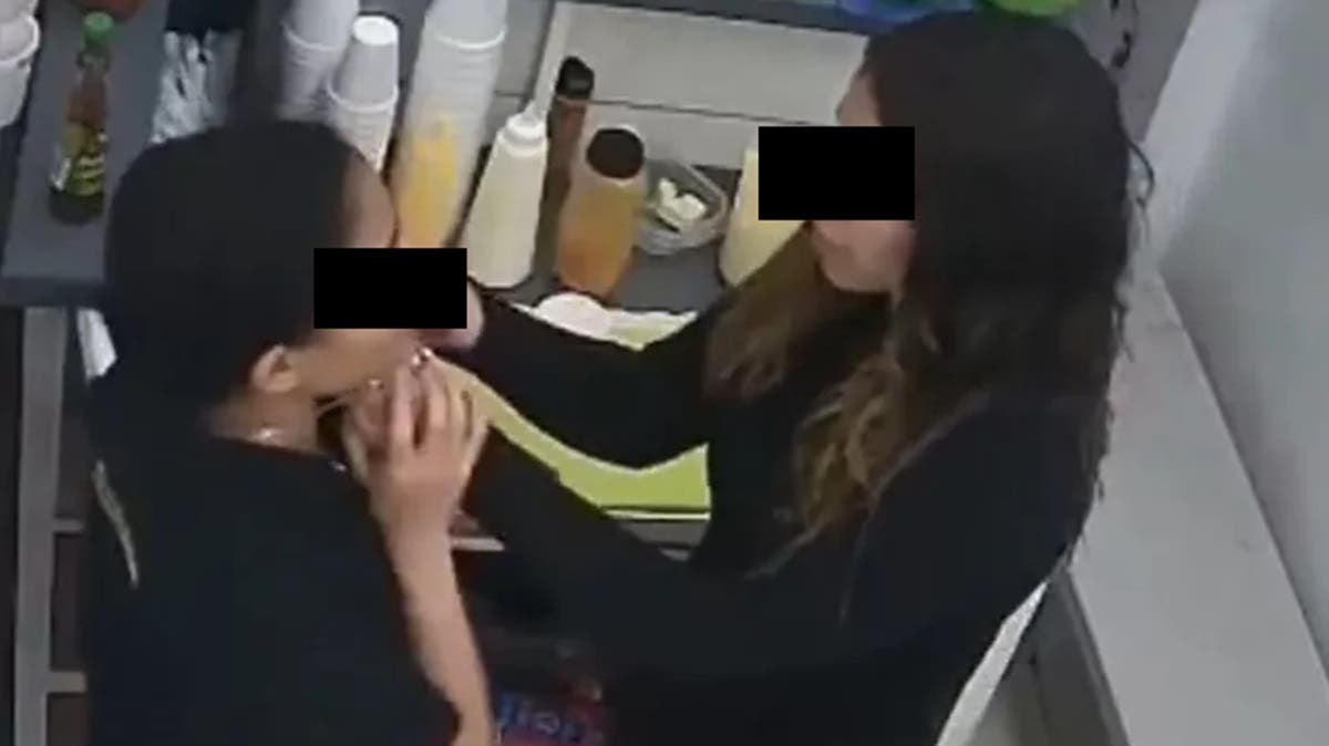VIDEO: Pareja finge ser cliente y asalta a joven que vendía elotes; la amenazaron con cuchillo