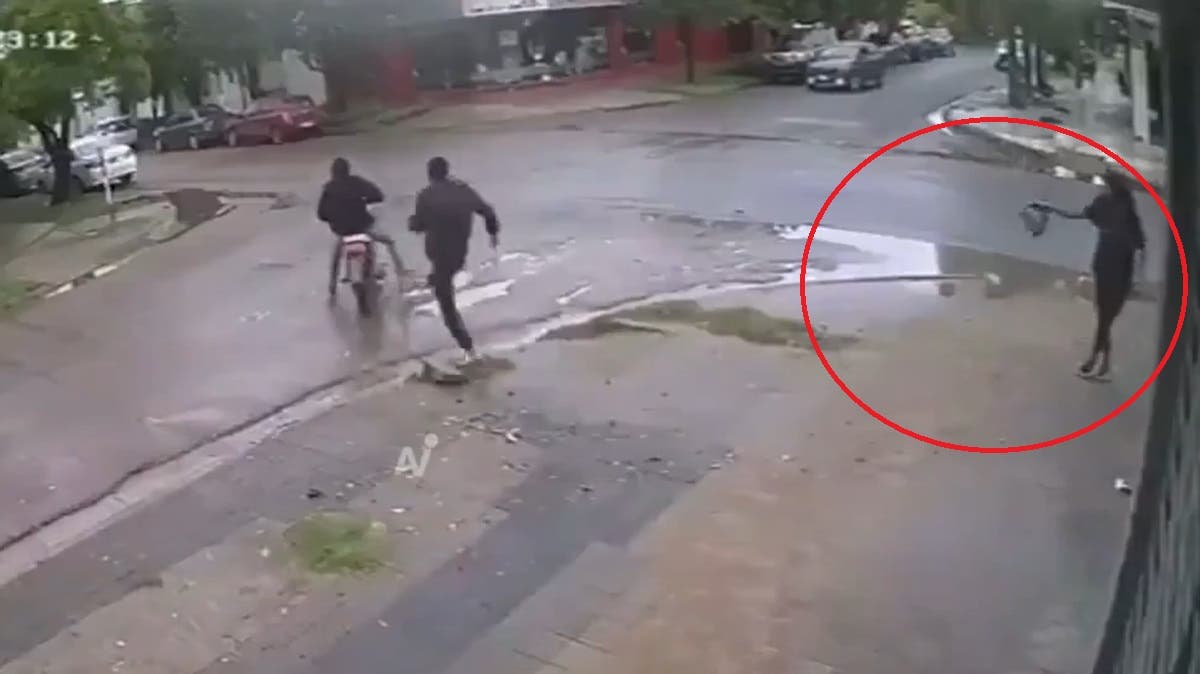 ¡Así se defiende una mujer! Le lanza agua hirviendo a ladrón y frustra el asalto