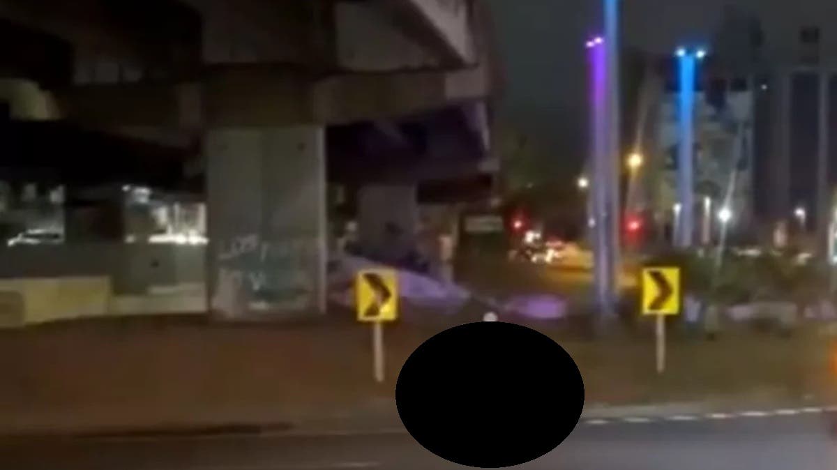VIDEO: Mujer cae desde puente frente a decenas de personas