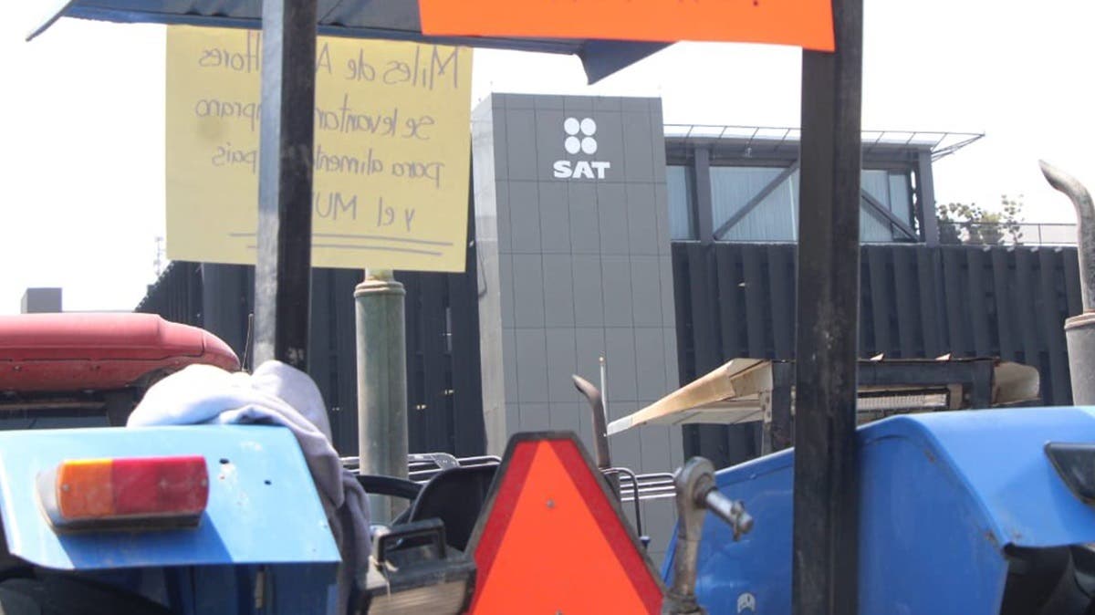 ¡Con tractores y todo! Campesinos doblan al SAT y abren diálogo para devolver impuestos del IEPS