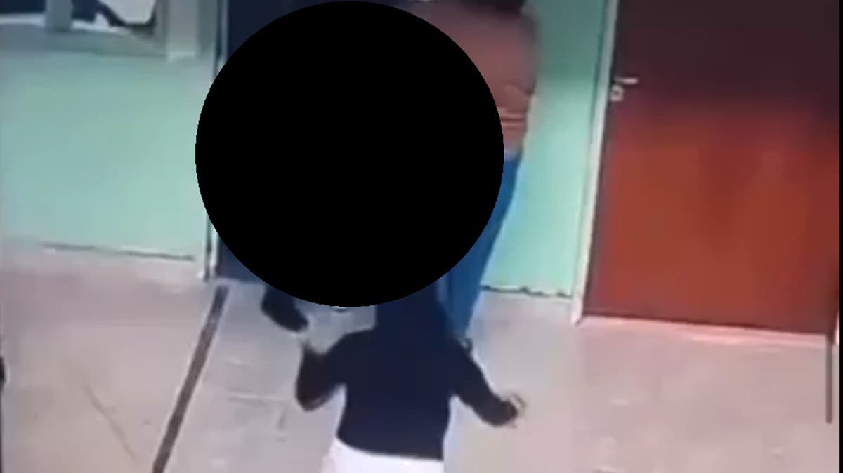 “Por defender a su hija”: Mamá da brutal golpiza a directora y queda grabado