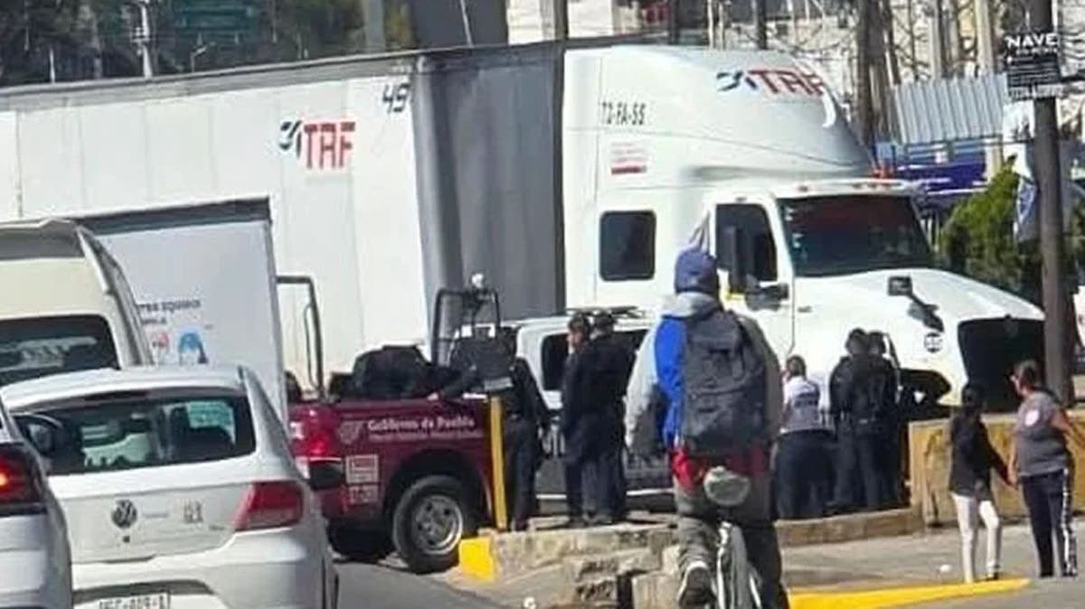 Persecución de película termina con robatráiler detenido en la México-Puebla