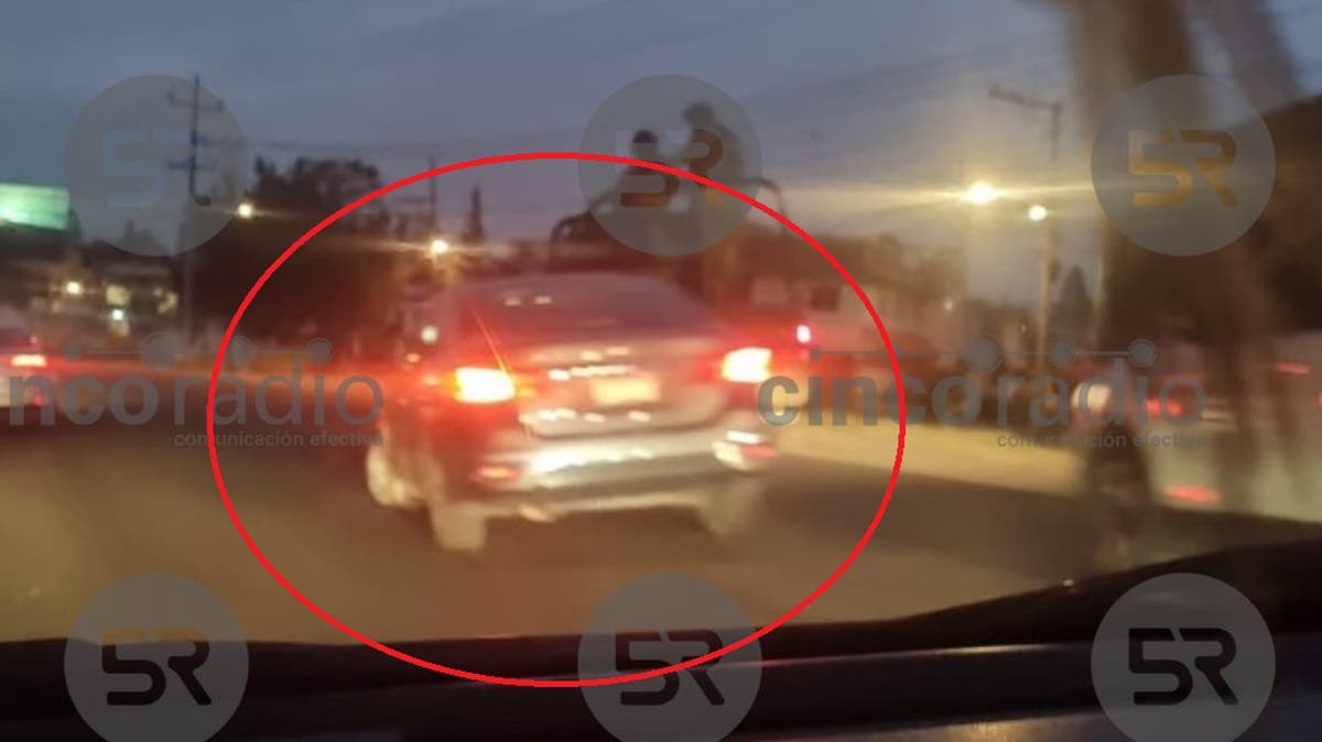 Conductora ebria deja auto varado en la bajada de la 18 de Noviembre, rumbo a los estadios