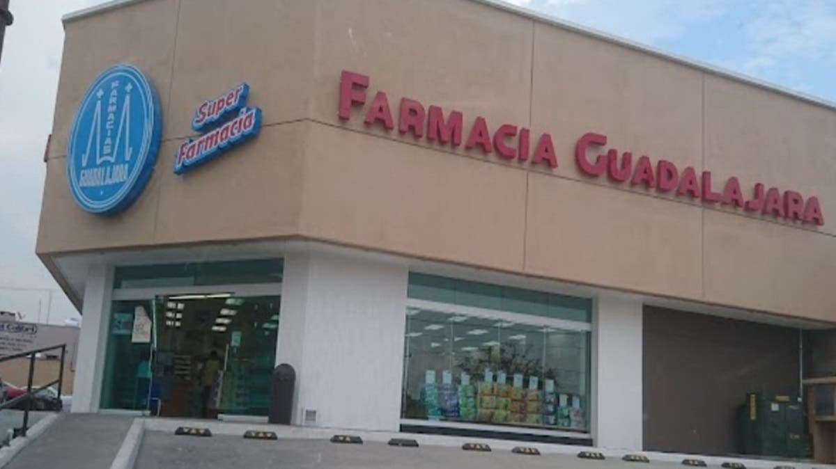 Violento asalto en Farmacias Guadalajara de Cuautlancingo: roban camioneta a pareja