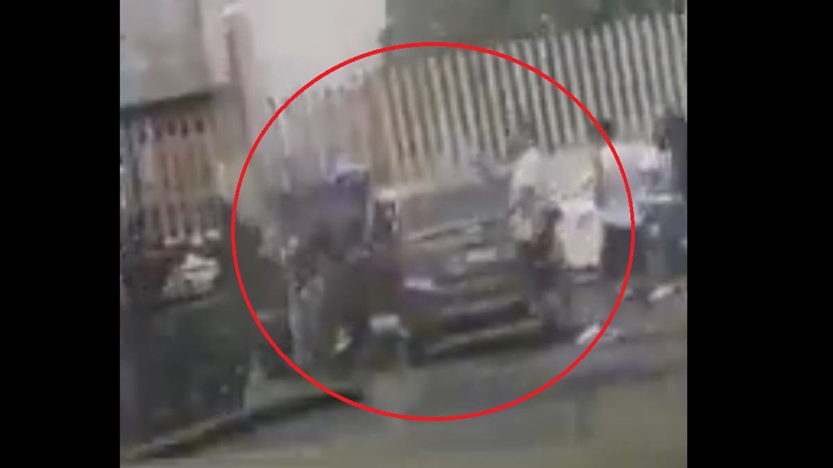 VIDEO Montachoques destrozan taxi de un adulto mayor