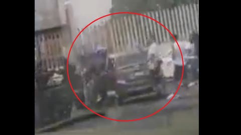 VIDEO Montachoques destrozan taxi de un adulto mayor