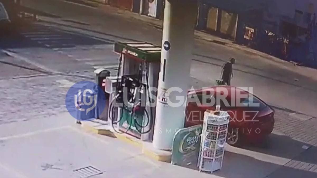 Persecución sin placas en Puebla: pareja huye en Mazda rojo tras robo de gasolina y desata indignación en redes