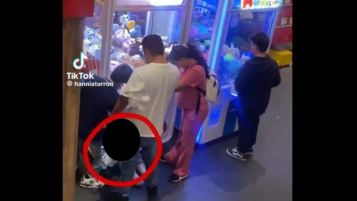 ¡Indignante! Padres meten a su hija en máquina de peluches para robarlos