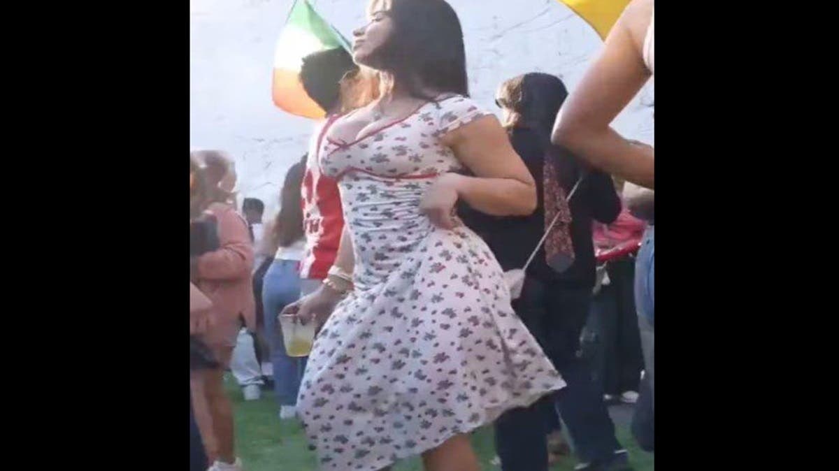 VIDEO Mamá se vuelve viral por bailar con alegría en festival escolar