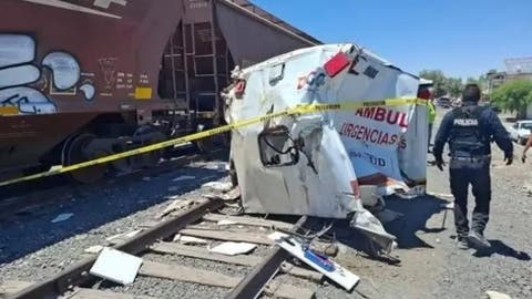 Entregan ambulancia por la mañana… y por la tarde choca contra un tren: muere comandante de Protección Civil