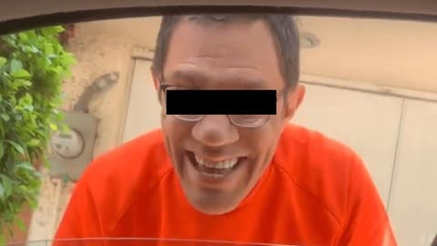 VIDEO Amenaza con pistola a joven que se estacionó frente a su casa